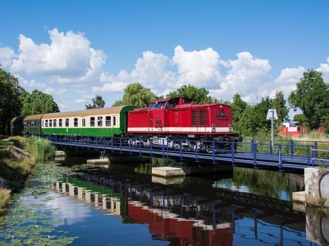Am folgenden Wochenende war der selbe Zug auf der Greifswalder Hafenbahn unterwegs. Kurz vor dem Museumshafen Greifswald lichtete ihn „Dampfachim“ am 15. Juli 2017 auf der Ryckbrücke ab.