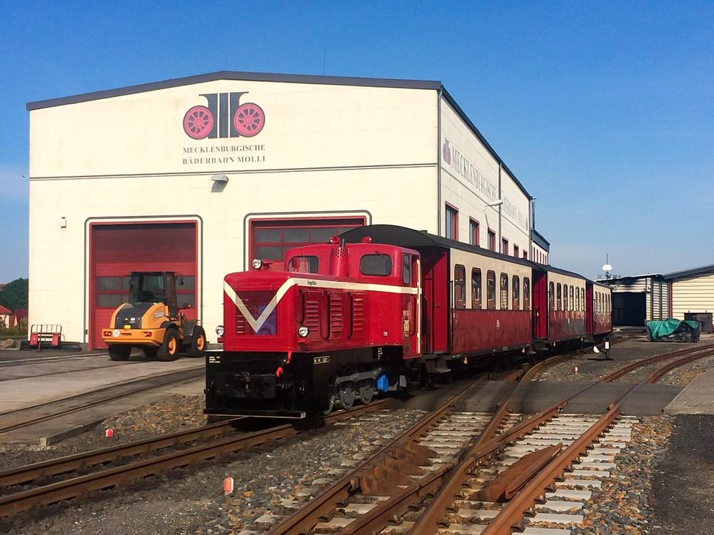 Am 19. Juli 2017 absolvierte die Diesellok 199 016-7 nach abgeschlossener Aufarbeitung ihre Probefahrt. Die Aufnahme entstand im Bahnhof Bad Doberan.
