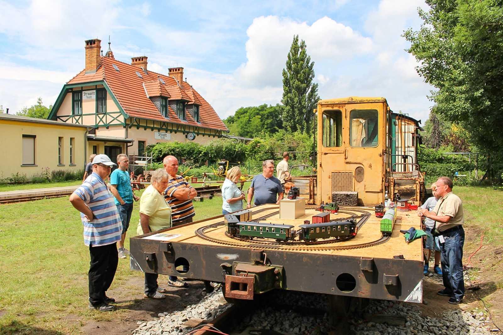Im Rahmen des 4. Spreewaldbahnfestes präsentierte die IG Spreewaldbahn am 22./23. Juli auf ihrem Skl-Beiwagen eine Gartenbahn, im Hintergrund der Skl vom Typ SKL24.