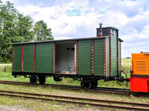Der zweiachsige Original-Pollo-Gepäckwagen 975-303 nähert sich in Mesendorf seiner Fertigstellung.