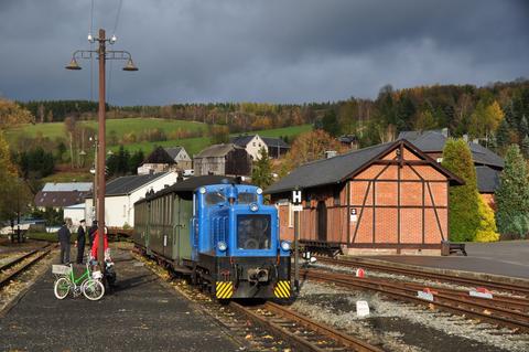 Einen zusätzlichen Fahrtag gab es auf der Preßnitztalbahn am Reformationstag, dem 31. Oktober. Die Züge führte die V10C 199 008-4, wie Thomas Poth mit diesem sonnigen Foto aus Steinbach dokumentiert.