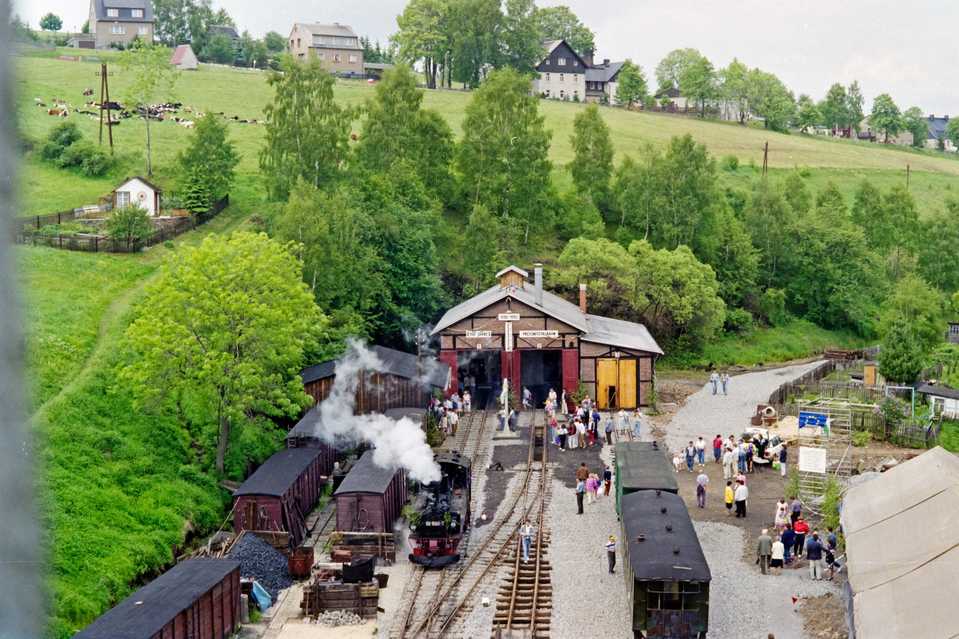 1992 feierte der damals noch junge Verein IG Preßnitztalbahn e. V. das Jubiläum „100 Jahre Preßnitztalbahn“. Der Höhepunkt war dabei zweifelsohne, dass wieder eine Dampflok vor dem Jöhstädter Lokschuppen unter Dampf stand und die ersten Meter der neuen Preßnitztalbahn befuhr.