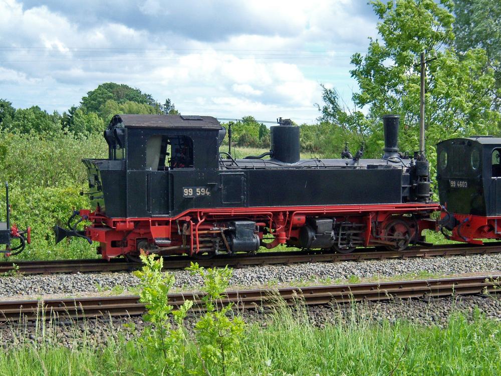 Von 2007 bis 2014 stand 99 594 in Putbus auf dem sogenannten „Millionen-Gleis“ mit anderen Lokomotiven zusammen abgestellt. Im Juni 2008 zeigen sich aber schon die ersten großflächigen Roststellen.