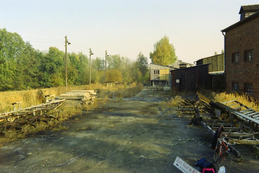 Verlassen und marode, so zeigten sich die ehemaligen Bahnverladeanlagen des Werkteils III des Kemmlitzer Kaolinwerkes am 31. Oktober 1991.