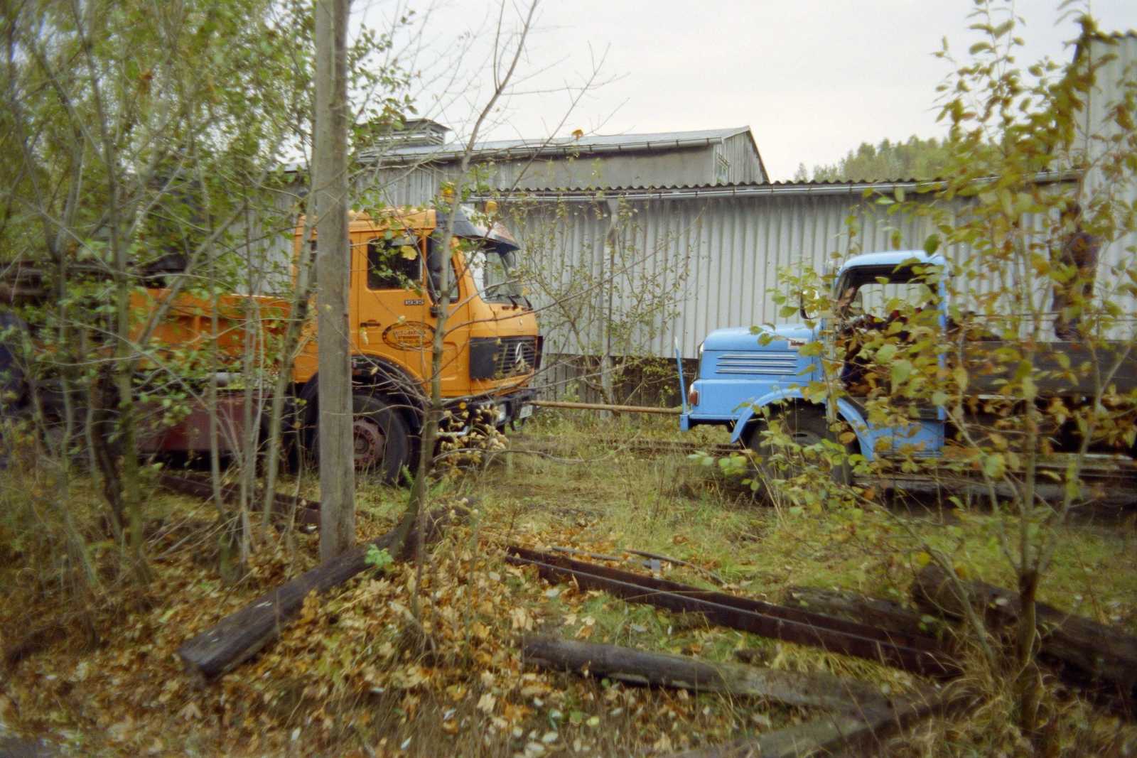 Nachdem die Mercedes-Zugmaschine des Tiefladers in Kemmlitz in die Gleis­waage gebrochen war, leistete der S4000 der IGP Bergungshilfe.