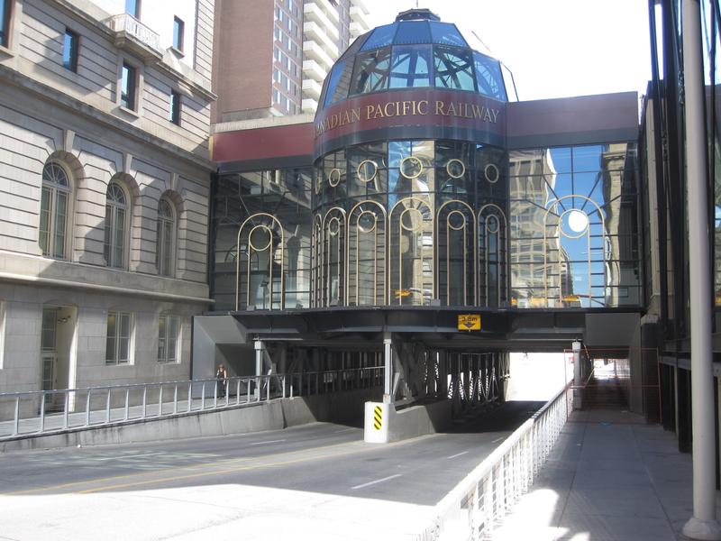 Das ehemalige Emp­fangsgebäude des Centralbahnhofes von Calgary wurde in imposante Neubauten integriert.
