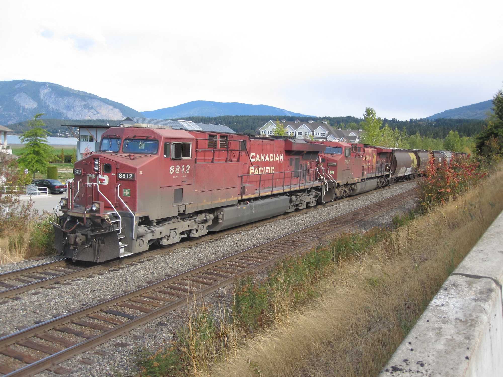 Zwei Zugloks, eine Mittellok und eine Schlusslok – nicht selten ist das die vorherrschende Zugformation bei den Güterzügen auf den steigungs- und windungsreichen Strecken durch die kanadischen Rocky Mountains.