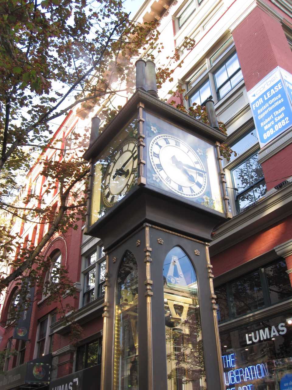 Dampfbetriebene Uhr in einer Fußgängerzone in Vancouver