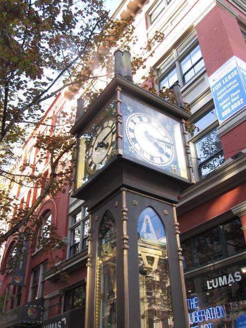 Dampfbetriebene Uhr in einer Fußgängerzone in Vancouver