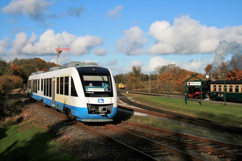 Der von der Transdev-Gruppe geliehene ex OLA-VT 704 fuhr am 6. November 2017 in den Bahnhof Putbus ein. Im Hintergrund steht das am 9. Oktober in Betrieb genommene Formsignal zur Ausfahrt nach Bergen.