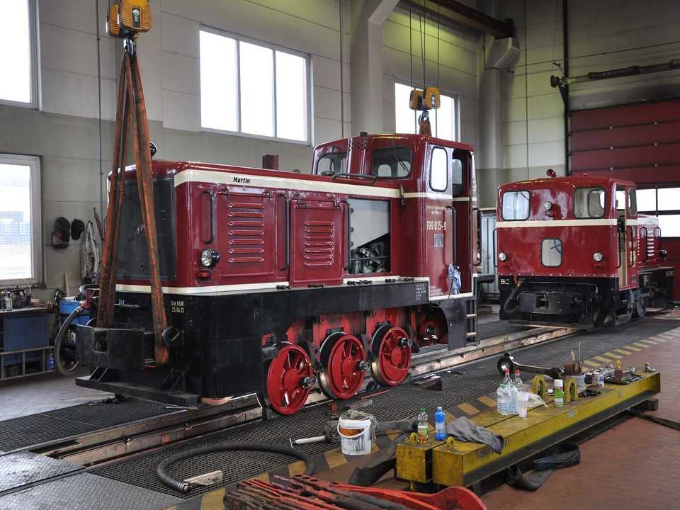 Nach Reparaturen an den Achsschenkeln und -lagern wurde die Diesellok 199 015-9 (Typ V10C) des Vereins zur Traditionspflege des Molli e. V. (VTM) im Oktober in Bad Doberan wieder eingeachst.