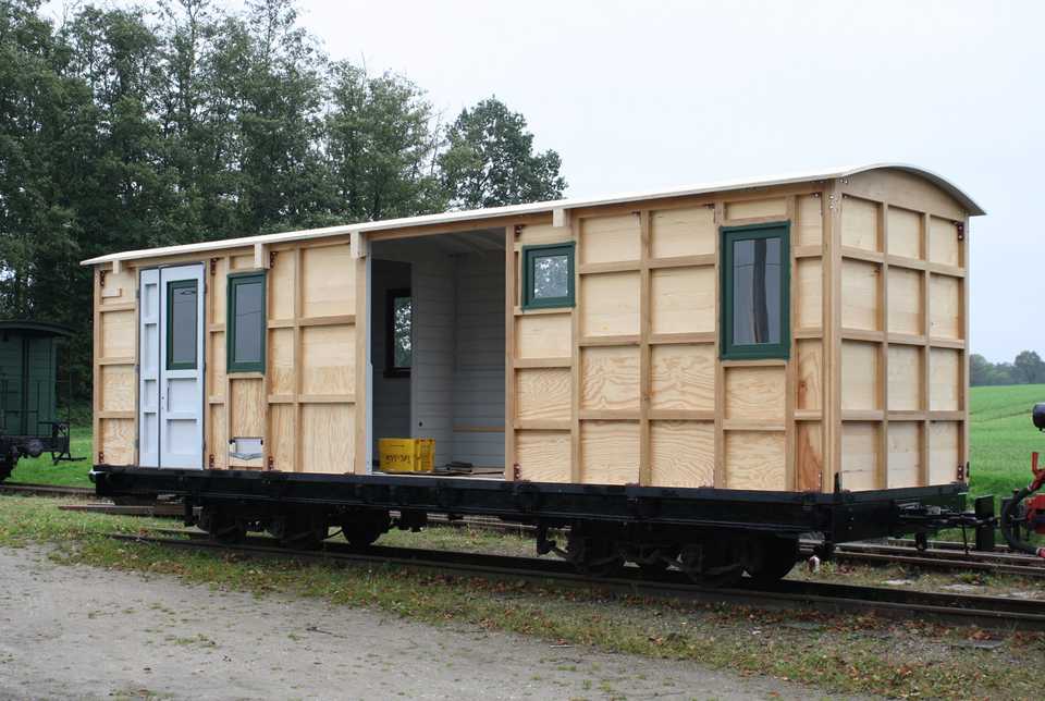 Der im erzgebirgischen Zwönitz neu gebaute Aufbau des kombinierten Gepäck-/Postwagens 976-101 steht seit Mitte Oktober 2017 in Mesendorf auf seinem Rahmen. Dieser ruht derzeit noch auf Hilfsdrehgestellen.