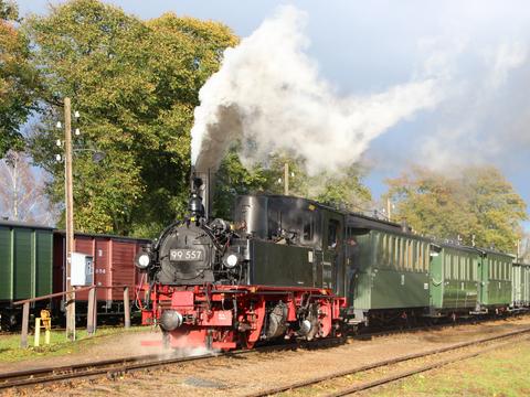 Am 29. Oktober 2017 verließ die als 99 557 beschilderte Gastlok 99 1590-1 aus Jöhstadt mit einem originalen Pollo-Wagen-Zug den Bahnhof Mesendorf in Richtung Lindenberg.
