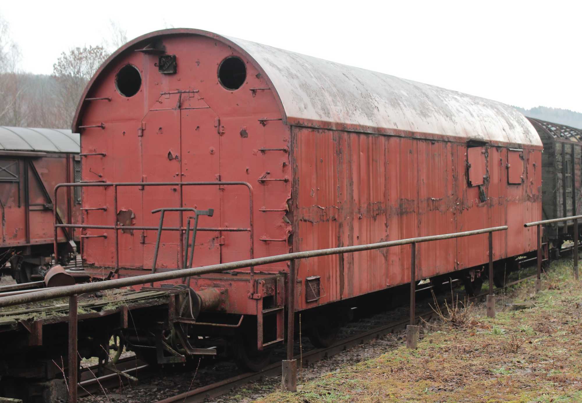 Die Triebwagen der ČSD-Reihe M131.1 kennen viele deutsche Eisenbahnfreunde. Dass der in VSE-Eigentum befindliche Kartuschenwagen des Eisenbahngeschützes „Dora“ im gleichen Werk entstand, ist weniger bekannt.