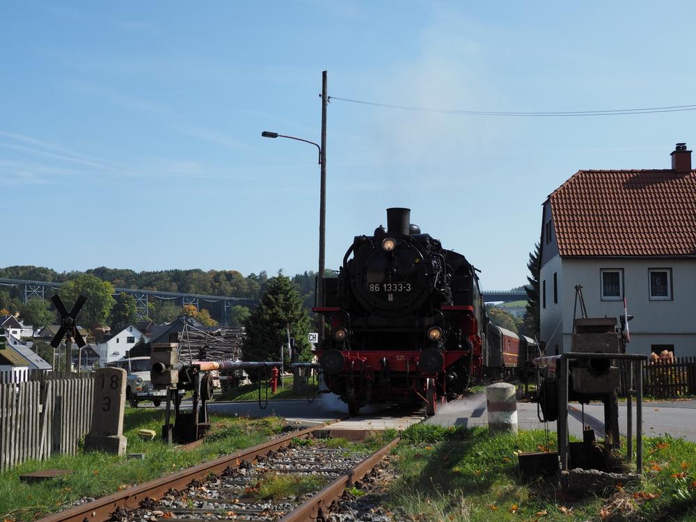 Am 30. September 2017 verkehrte die 86 1333-3 mit der Rauchkammer voran in Richtung Schwarzenberg. Das ermöglichte auch einige sonst weniger attraktive Fotomotive, wie hier in Markersbach.