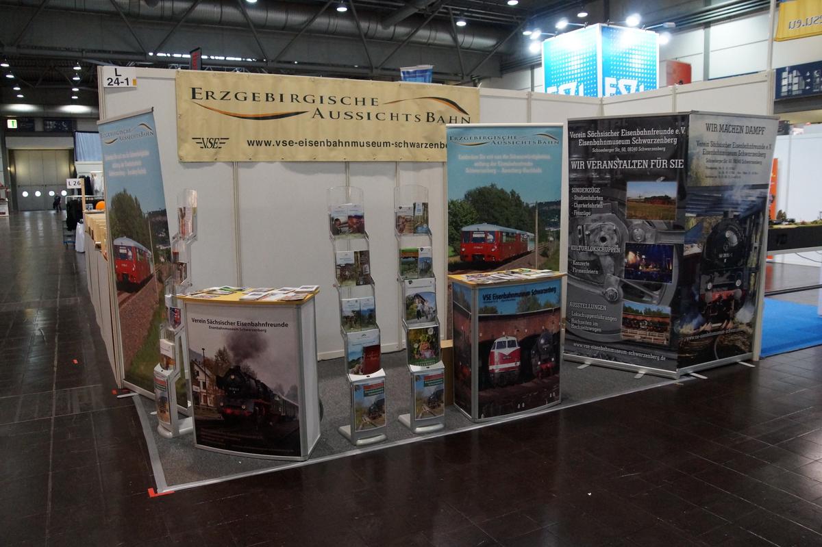 Den Messestand des VSE bei der „modell–hobby–spiel “ in Leipzig schmückte in diesem Jahr auch wieder die Werbung für die Fahrten der Erzgebirgischen Aussichtsbahn.
