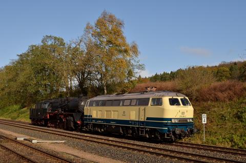 Bei der Überführung von 50 3616-5 im Schlepp der Diesellok 218 480-2 entstand am 29. Oktober 2017 auf der Fahrt nach Meiningen in Marksuhl diese Aufnahme.