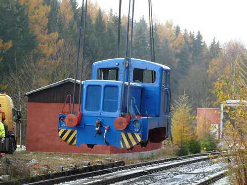 Am 13. November 2017 hob ein Autodrehkran die Diesellok vom Typ V10B in Bärenstein bei Glashütte von den Gleisen. Sie soll im nächsten Jahr am Bahnhof in Scharfenstein aufgestellt werden.
