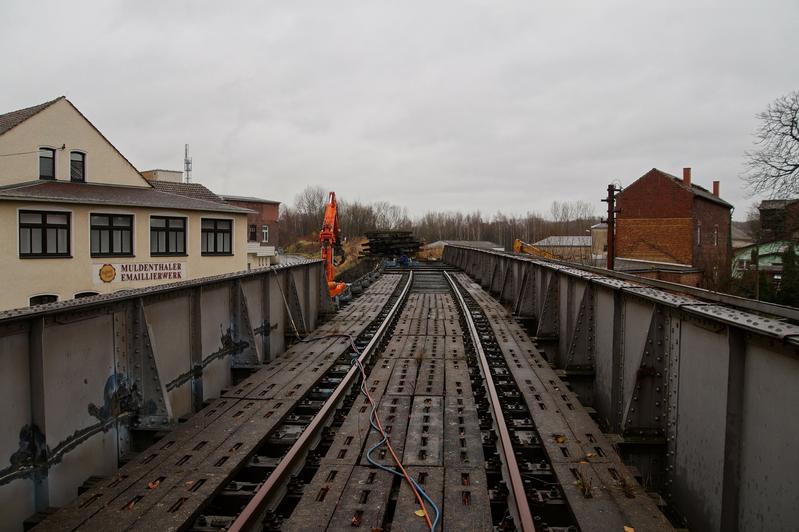 Ende November 2017 begann in Penig der Abriss der Eisenbahnbrücke neben dem Emaillierwerk. Sie gehörte zur über Narsdorf führenden Regelspurstrecke Rochlitz – Penig.