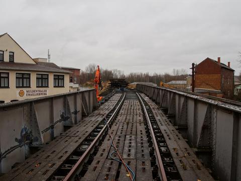 Ende November 2017 begann in Penig der Abriss der Eisenbahnbrücke neben dem Emaillierwerk. Sie gehörte zur über Narsdorf führenden Regelspurstrecke Rochlitz – Penig.
