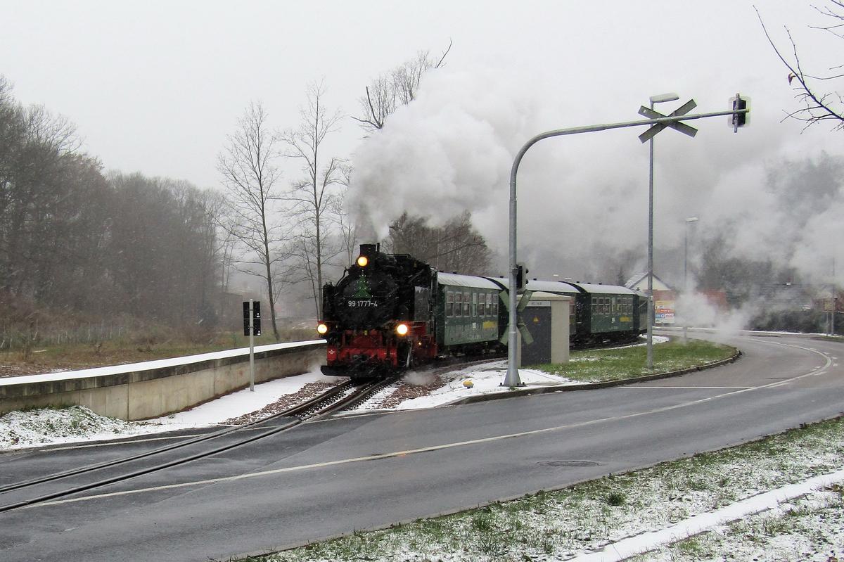 Der Nikolauszug der IGW verkehrte am 9. Dezember bei Schneetreiben, hier am neuen BÜ in Ulberndorf.