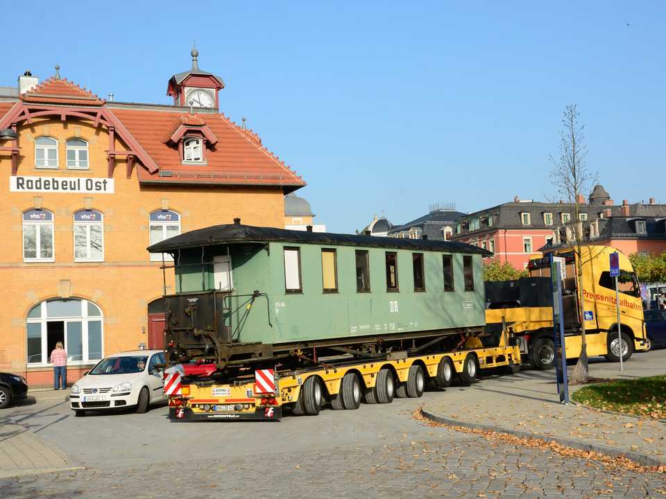 Der Traglastenwagen 970-564 am 17. Oktober 2017 auf dem Weg nach Nossen.