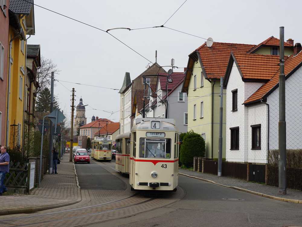 Beim „Fantag“ am 1. April 2017 entstand in Waltershausen am Brühl in Fahrtrichtung Waltershausen Gleisdreieck diese Aufnahme der historischen Wagen.