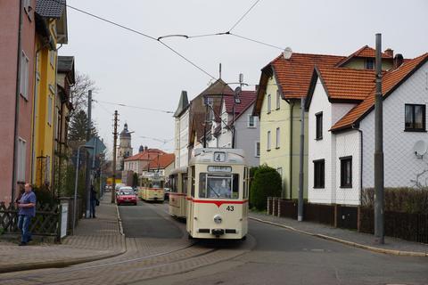 Beim „Fantag“ am 1. April 2017 entstand in Waltershausen am Brühl in Fahrtrichtung Waltershausen Gleisdreieck diese Aufnahme der historischen Wagen.