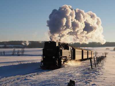 Auch in diesem Winter werden die Dampfeisenbahnen wieder durch die verschneite Winterlandschaft schnaufen – vor einem Jahr fotografierte Steffen Tautz im Harz die 99 7243-1 am 22. Januar 2017 vor Stiege.
