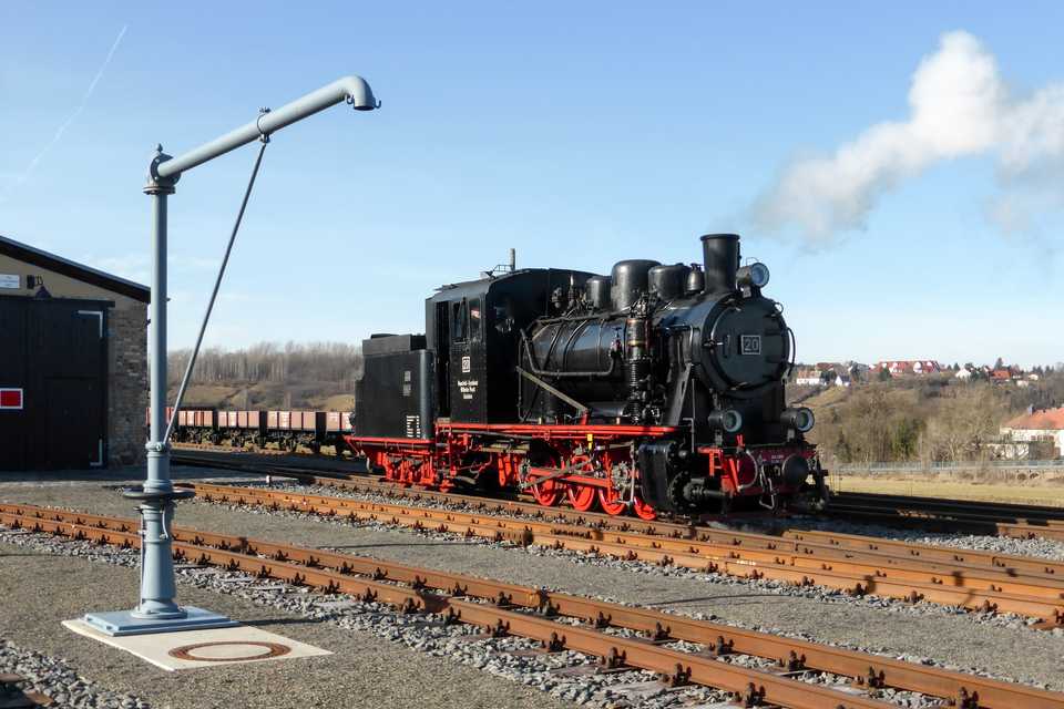 Die vor 65 Jahren im Februar 1951 in Dienst gestellte Lok 20 der Mansfelder Bergwerksbahn kommt auch 2016 wieder an zahlreichen Wochenenden auf der Strecke von Benndorf nach Hettstedt zum Einsatz. Diese Aufnahme zeigt sie vor dem Lokschuppen an der Kupferkammerhütte