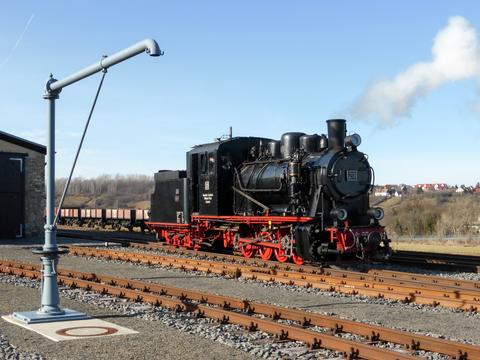 Die vor 65 Jahren im Februar 1951 in Dienst gestellte Lok 20 der Mansfelder Bergwerksbahn kommt auch 2016 wieder an zahlreichen Wochenenden auf der Strecke von Benndorf nach Hettstedt zum Einsatz. Diese Aufnahme zeigt sie vor dem Lokschuppen an der Kupferkammerhütte