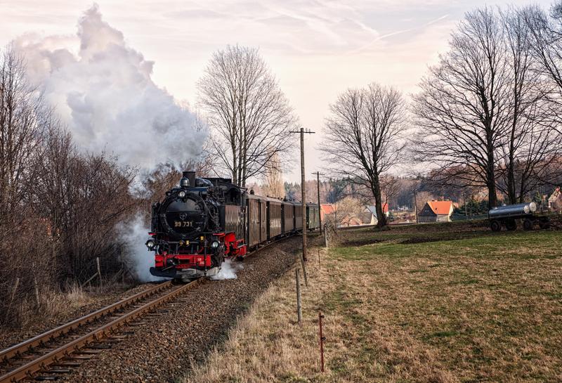 Am 7. Februar 2016 fuhr P 306 durch die Ortslage Jonsdorf – mit einer Einheitslok der Baureihe 99.73-76 bespannt und mit einem nicht alltäglichen Wagenzug – dem Zittauer Reichsbahnzug.