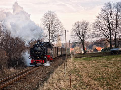 Am 7. Februar 2016 fuhr P 306 durch die Ortslage Jonsdorf – mit einer Einheitslok der Baureihe 99.73-76 bespannt und mit einem nicht alltäglichen Wagenzug – dem Zittauer Reichsbahnzug.