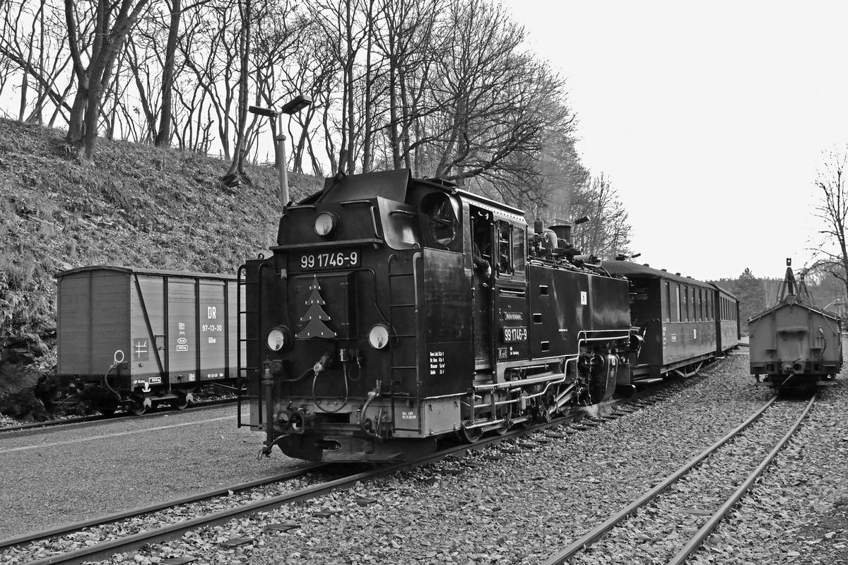 Am 5. Dezember 2015 führte 99 1746-9 den Planzug im Weißeritztal. Im Bahnhof Seifersdorf kreuzte sie mit dem Nikolaussonderzug, in den der GGw 97-13-30 der IG Weißeritztalbahn e. V. als Gerätewagen für ein Notstromaggregat eingereiht war.