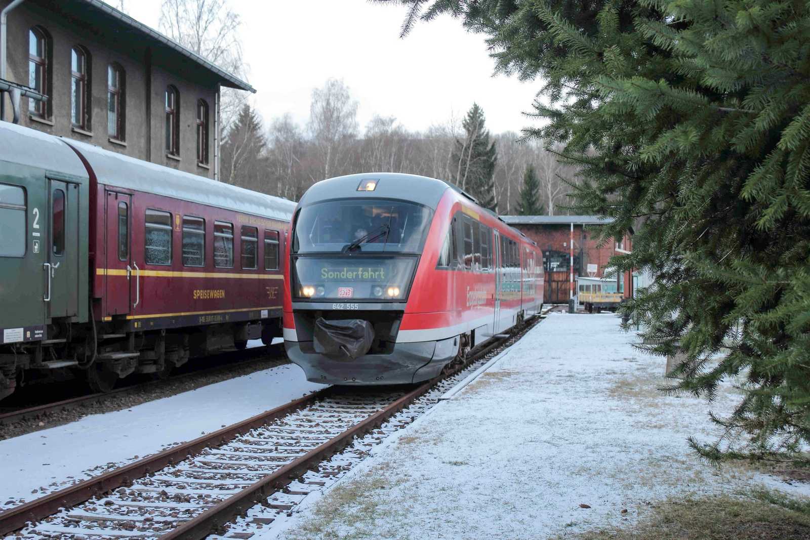 Abfahrbereit steht der EGB-Triebwagen 642 055 am Museumsbahnsteig.