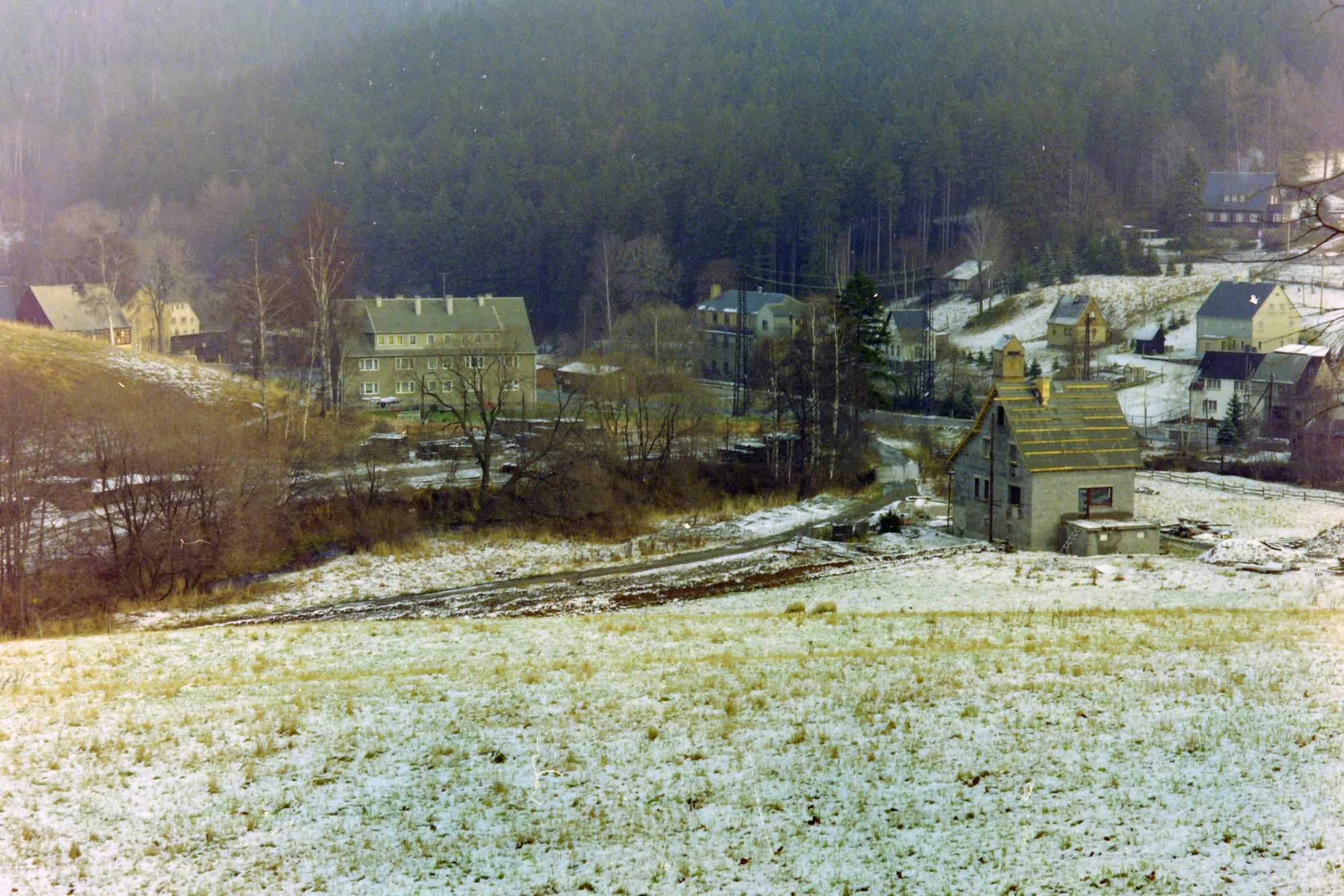 Die berühmte Foto-Kurve in Schmalzgrube wurde im Sommer 1990 mit dem Bau eines Wohnhauses direkt neben dem Bahndamm verändert. Dass der Bahndamm davon unbeeinträchtigt blieb, stellte sich erst später heraus.