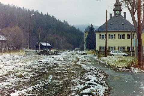 Der Bahnhof Schlössel wurde im Herbst 1990 schon mal durch eine Planierraupe bearbeitet.