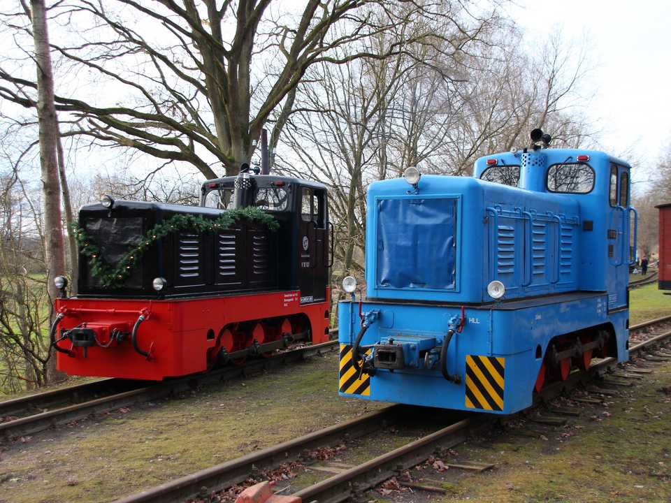 Am 5. Dezember 2015 übernahm die Dieselllok V10 101 (links) erstmals nach ihrer Aufarbeitung wieder den Zugbetrieb beim Pollo, hier mit Schwesterlok V10 102 in Brünkendorf.