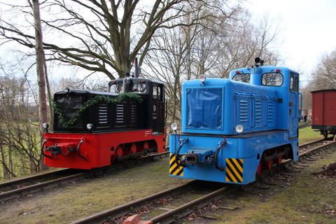 Am 5. Dezember 2015 übernahm die Dieselllok V10 101 (links) erstmals nach ihrer Aufarbeitung wieder den Zugbetrieb beim Pollo, hier mit Schwesterlok V10 102 in Brünkendorf.