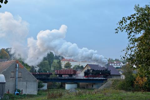 Am 11. Oktober 2015 schickte die Zittauer Schmalspurbahn einen „DR-Foto-Güterzug“ auf die Strecke, den Joachim Jehmlich auf der Brücke zwischen Olbersdorf Niederdorf und Olbersdorf Oberdorf fotografierte. Im Hintergrund erkennt man die Friedrich-Fröbel-Schule.
