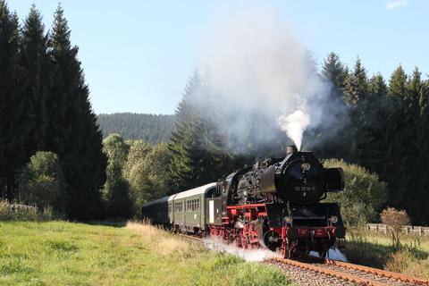In Kürze wird der Zug der Erzgebirgischen Aussichtsbahn den höchsten Punkt der Strecke bei Walthersdorf erreichen. Bis dahin muss sich die 75-jährige Dampflok 50 3616-5 am 3. Oktober 2015 noch mächtig ins Zeug legen.