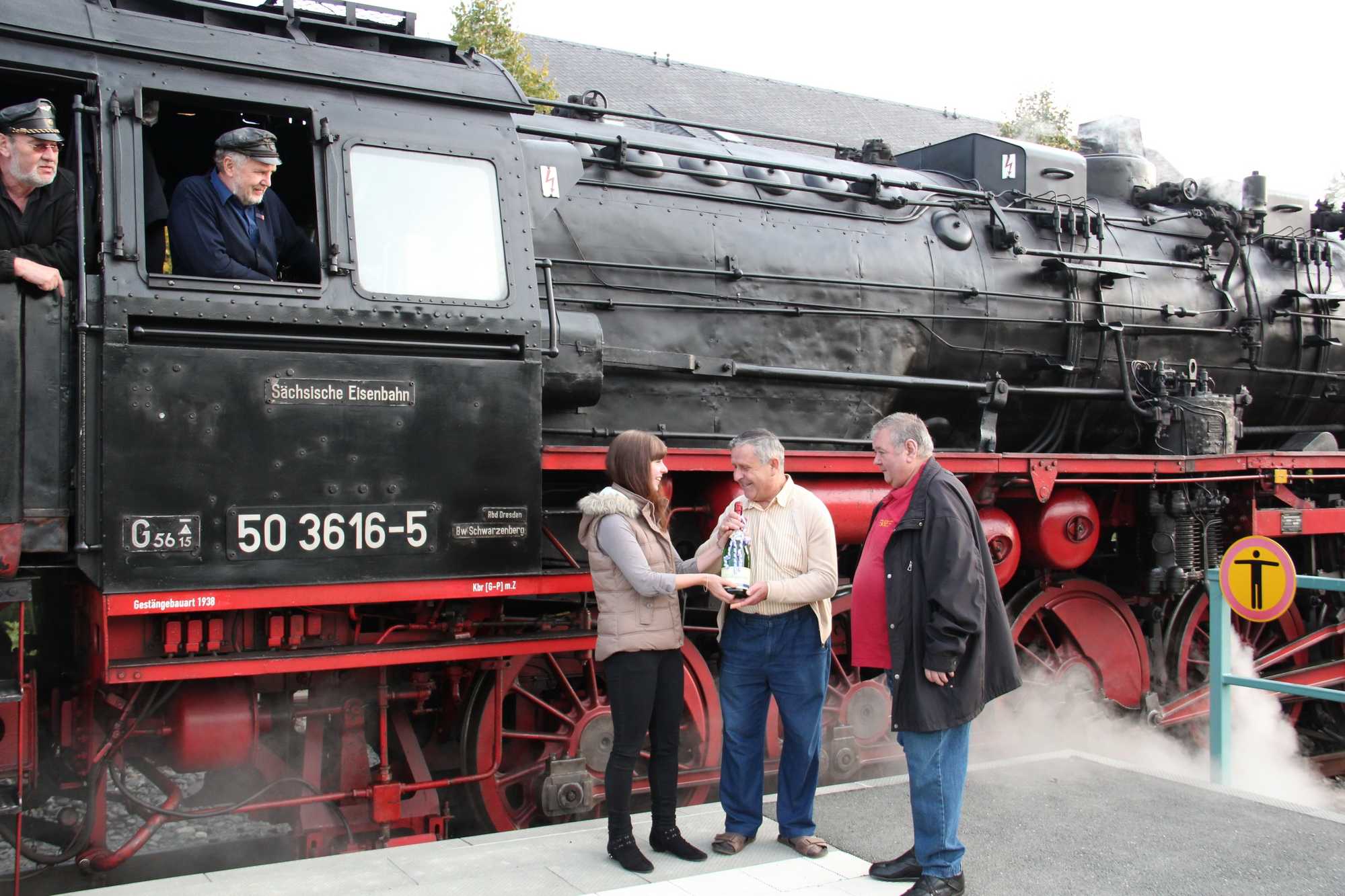 Gerhard Emmrich aus Burkhardtsdorf wurde am 4. Oktober 2015 als 35 000. Fahrgast der Erzgebirgischen Aussichtsbahn von Stefanie Lorenz und Hans-Peter Doering begrüßt.