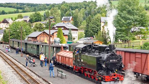 99 1715-4 mit Personenzug und zusätzlichem Güterwagen am 5. September im Bahnhof Steinbach.