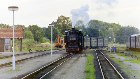 Ankunft des ersten Zug des Tages aus Göhren in Putbus mit der VII K 99 1782-4.