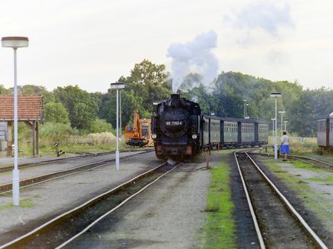 Ankunft des ersten Zug des Tages aus Göhren in Putbus mit der VII K 99 1782-4.