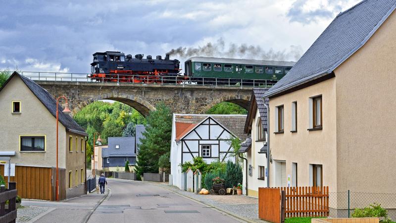 Am 19. September 2015 begegnete die kurz zuvor von der EBB Pressnitztalbahn mbH (PRESS) nach Sachsen zurückgeholte 86 1333-3 Rainer Steger auf der Fahrt von Stollberg nach Glauchau auf dem Viadukt in Rödlitz.
