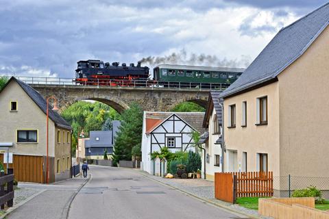 Am 19. September 2015 begegnete die kurz zuvor von der EBB Pressnitztalbahn mbH (PRESS) nach Sachsen zurückgeholte 86 1333-3 Rainer Steger auf der Fahrt von Stollberg nach Glauchau auf dem Viadukt in Rödlitz.