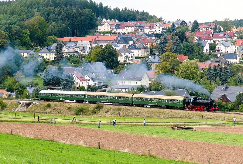 86 1333-3 mit dem Sonderzug zwischen Glauchau und Stollberg unterwegs.