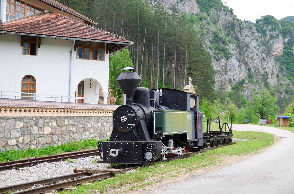 Am Kloster Dobrun in Bosnien-Herzegowina ist ein Waldbahnzug als Denkmal auf einem Gleisjoch aufgestellt. Unmittelbar dahinter verläuft die Museumsbahn von Mokra Gora nach Višegrad.