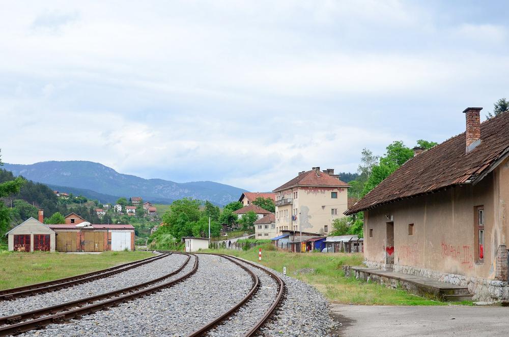 Die wiederaufgebauten Gleisanlagen in Višegrad hinterlassen einen provisorischen Eindruck, feste Bahnsteige fehlen ganz.